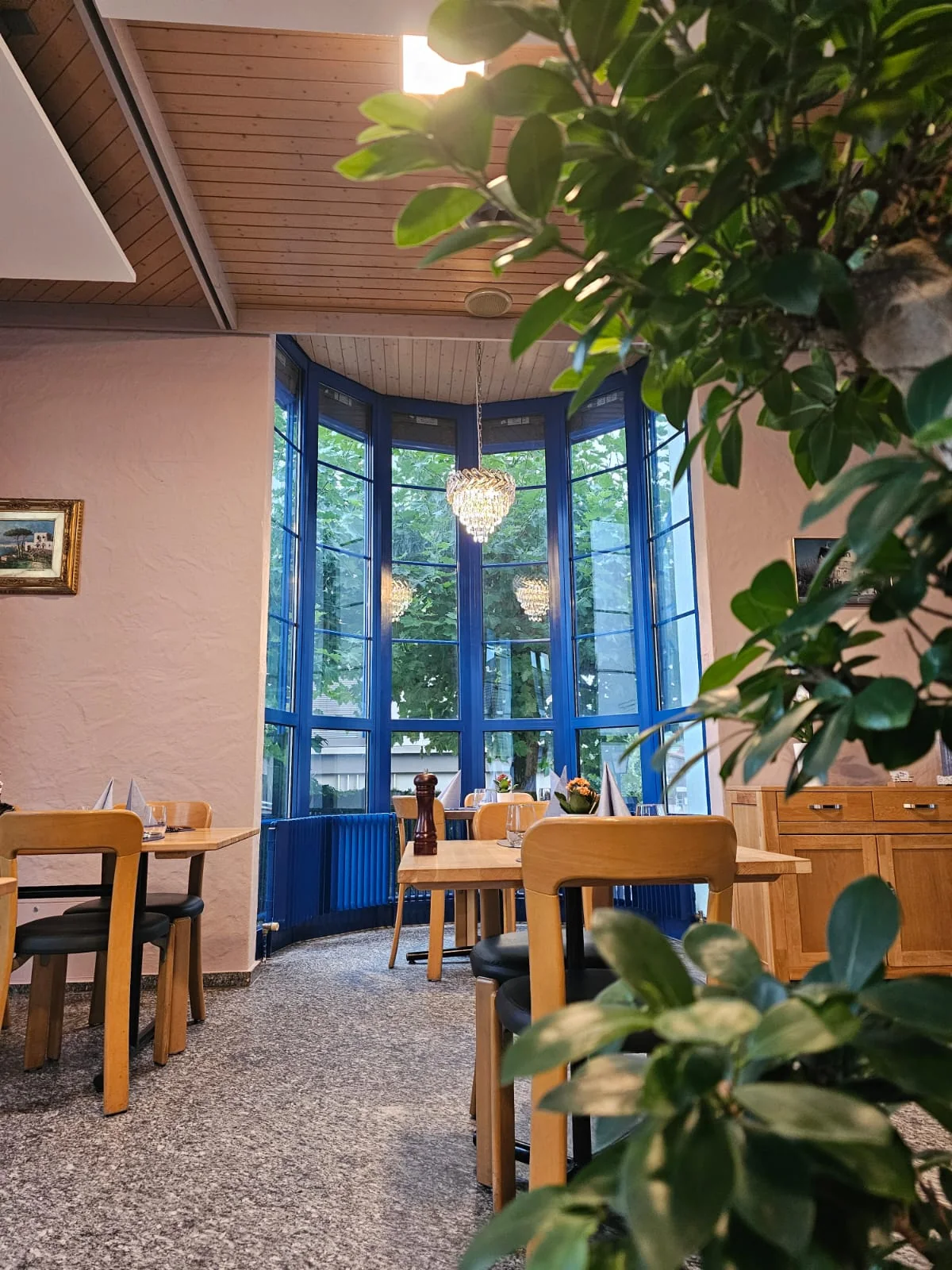 Speisesaal mit grossen blauen Fenstern